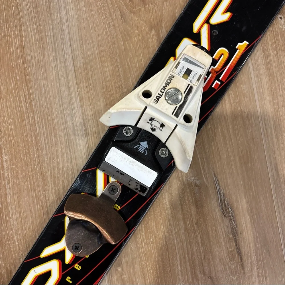 Dynastar ski bottle opener with beer can catch